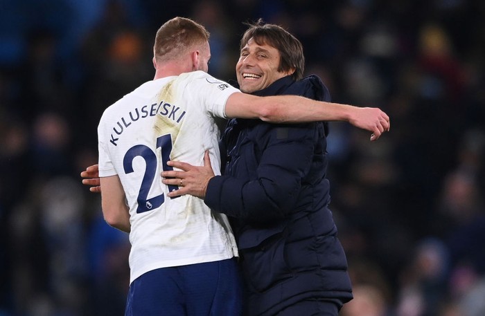 MANCHESTER, ENGLAND - FEBRUARY 19: Spurs head coach Antonio Conte congratulates Dejan Kulusevski after the Premier League match between Manchester City and Tottenham Hotspur at Etihad Stadium on February 19, 2022 in Manchester, England. (Photo by Stu Forster/Getty Images)