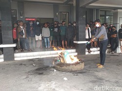 Ratusan Mahasiswa UIN KHAS Jember Demo Tuntut Kejelasan Keringanan UKT