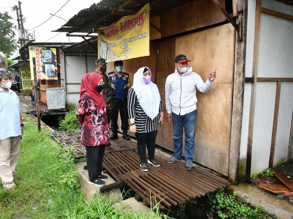 Hambat Saluran Air, 64 Bangunan Liar Resahkan Warga Surabaya