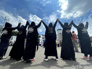 Gedung DPR Digeruduk Emak-emak, Ada Apa?