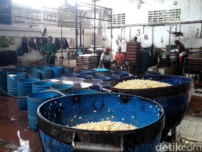 Harga Kedelai Naik, Pabrik Tahu di Pasuruan Tetap Beroperasi