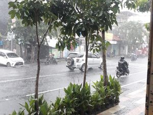 Awas Rek! Cuaca Buruk Diperkirakan Landa Jatim Hari Ini Awas Rek! Cuaca Buruk Diperkirakan Landa Jatim Hari Ini