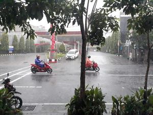 Peringatan Dini Cuaca Buruk Masih Hantui Kota Surabaya Peringatan Dini Cuaca Buruk Masih Hantui Kota Surabaya