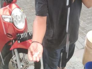 Warga Penasaran Hujan Es Terjang Sebagian Wilayah Surabaya