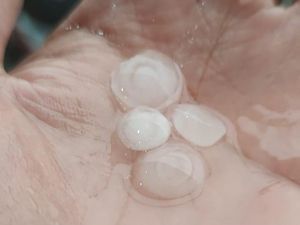 Hujan Es Terdengar Nyaring di Genting Rumah Warga: Suaranya Klotak-klotak