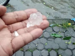 Sakitnya Diguyur Hujan Es di Surabaya: Koyok Disawat Kerikil