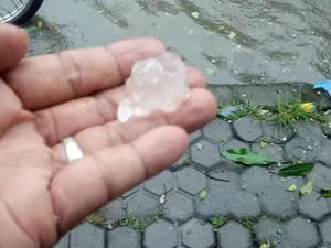 Sakitnya Diguyur Hujan Es di Surabaya: Koyok Disawat Kerikil Sakitnya Diguyur Hujan Es di Surabaya: Koyok Disawat Kerikil