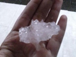 Warga Surabaya Konsumsi Es dari Langit, Ini Bahayanya Menurut Pakar