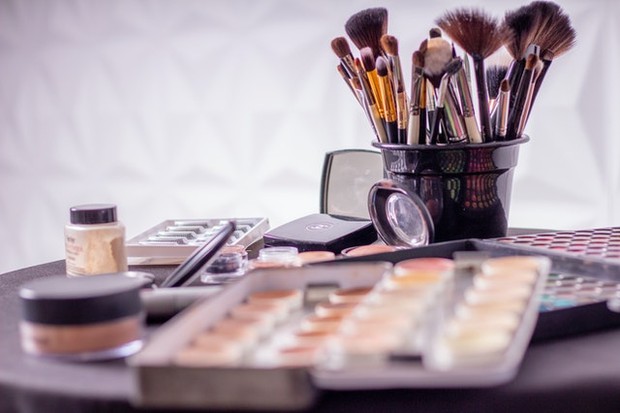 Illustration of makeup tools/Pexels.com/Anderson Guerra