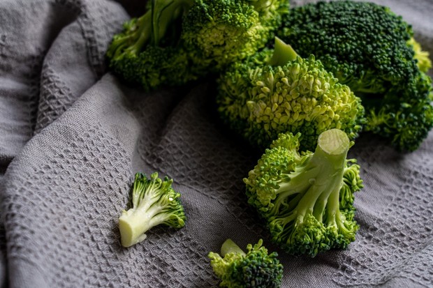 Illustration of broccoli as a vegetable that helps you lose weight.