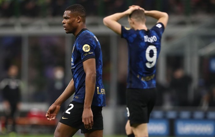 MILAN, ITALY - FEBRUARY 20: Denzel Dumfries and Edin Dzeko of FC Internazionale show their dejection during the Serie A match between FC Internazionale and US Sassuolo at Stadio Giuseppe Meazza on February 20, 2022 in Milan, Italy. (Photo by Marco Luzzani/Getty Images)