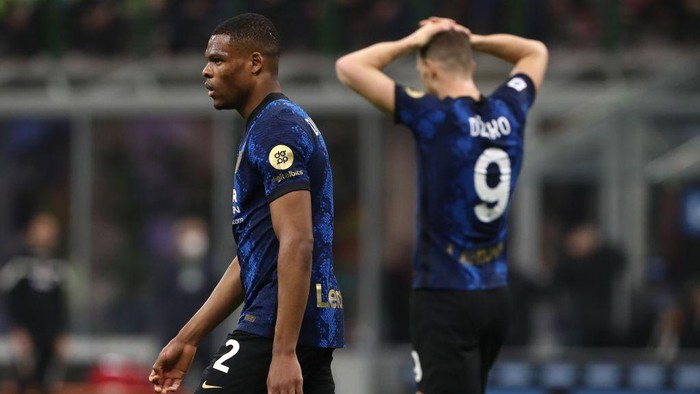 MILAN, ITALY - FEBRUARY 20: Denzel Dumfries and Edin Dzeko of FC Internazionale show their dejection during the Serie A match between FC Internazionale and US Sassuolo at Stadio Giuseppe Meazza on February 20, 2022 in Milan, Italy. (Photo by Marco Luzzani/Getty Images)