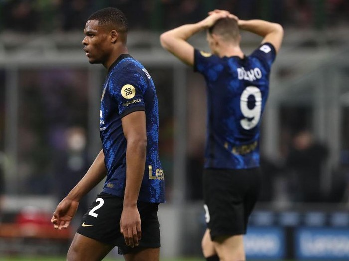 MILAN, ITALY - FEBRUARY 20: Denzel Dumfries and Edin Dzeko of FC Internazionale show their dejection during the Serie A match between FC Internazionale and US Sassuolo at Stadio Giuseppe Meazza on February 20, 2022 in Milan, Italy. (Photo by Marco Luzzani/Getty Images)