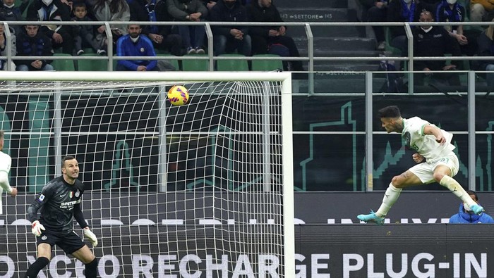 Sassuolos Gianluca Scamacca, right, scores his sides second goal during the Serie A soccer match between Inter Milan and Sassuolo at the San Siro Stadium, in Milan, Italy, Sunday, Feb. 20, 2022. (Spada/LaPresse via AP)