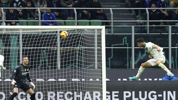 Sassuolo's Gianluca Scamacca, right, scores his side's second goal during the Serie A soccer match between Inter Milan and Sassuolo at the San Siro Stadium, in Milan, Italy, Sunday, Feb. 20, 2022. (Spada/LaPresse via AP)