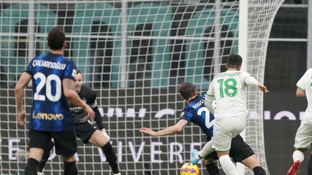 Inter Milan vs Sassuolo Sassuolo's Giacomo Raspadori, right, scores his side's opening goal during the Serie A soccer match between Inter Milan and Sassuolo at the San Siro Stadium, in Milan, Italy, Sunday, Feb. 20, 2022. (AP Photo/Antonio Calanni)