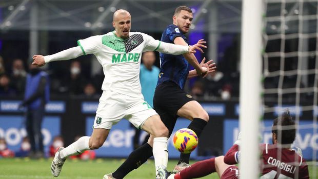 Inter Milan vs Sassuolo MILAN, ITALY - FEBRUARY 20: Edin Dzeko (R) of FC Internazionale is challenged by Vlad Chiriches (L) of US Sassuoloduring the Serie A match between FC Internazionale and US Sassuolo at Stadio Giuseppe Meazza on February 20, 2022 in Milan, Italy. (Photo by Marco Luzzani/Getty Images)