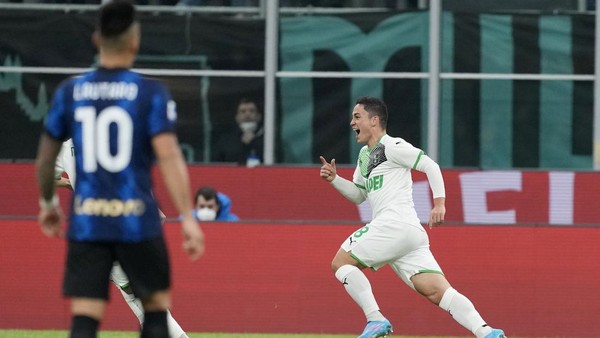 Sassuolos Giacomo Raspadori celebrates after scoring his sides opening goal during the Serie A soccer match between Inter Milan and Sassuolo at the San Siro Stadium, in Milan, Italy, Sunday, Feb. 20, 2022. (AP Photo/Antonio Calanni)