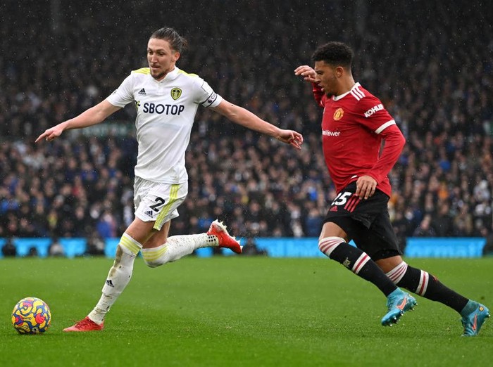 LEEDS, ENGLAND - FEBRUARY 20: Bruno Fernandes celebrates with Victor Lindeloef and Jadon Sancho of Manchester United after scoring their teams second goal during the Premier League match between Leeds United and Manchester United at Elland Road on February 20, 2022 in Leeds, England. (Photo by Laurence Griffiths/Getty Images)