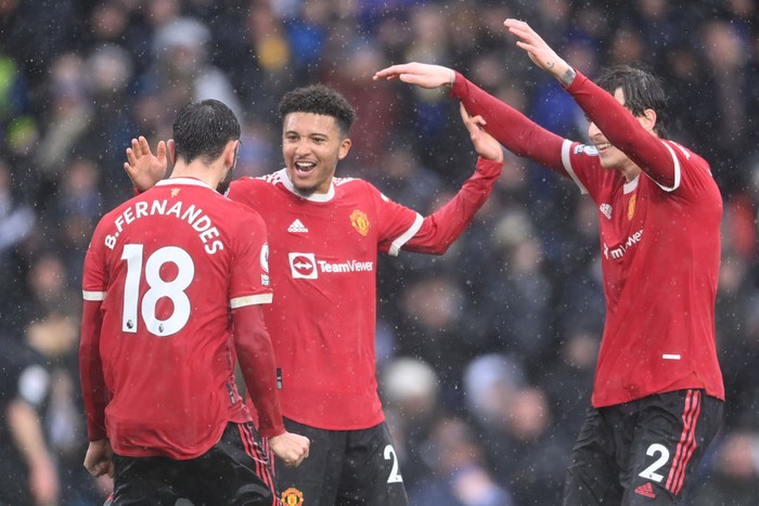 Jadon Sancho LEEDS, ENGLAND - FEBRUARY 20: Bruno Fernandes celebrates with Victor Lindeloef and Jadon Sancho of Manchester United after scoring their team's second goal during the Premier League match between Leeds United and Manchester United at Elland Road on February 20, 2022 in Leeds, England. (Photo by Laurence Griffiths/Getty Images)
