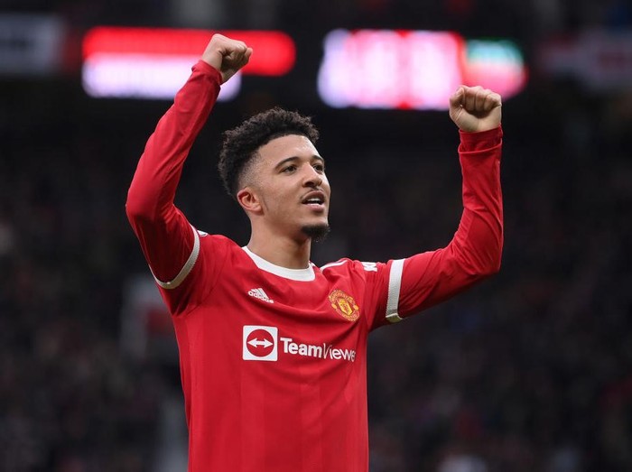 LEEDS, ENGLAND - FEBRUARY 20: Bruno Fernandes celebrates with Victor Lindeloef and Jadon Sancho of Manchester United after scoring their team's second goal during the Premier League match between Leeds United and Manchester United at Elland Road on February 20, 2022 in Leeds, England. (Photo by Laurence Griffiths/Getty Images)