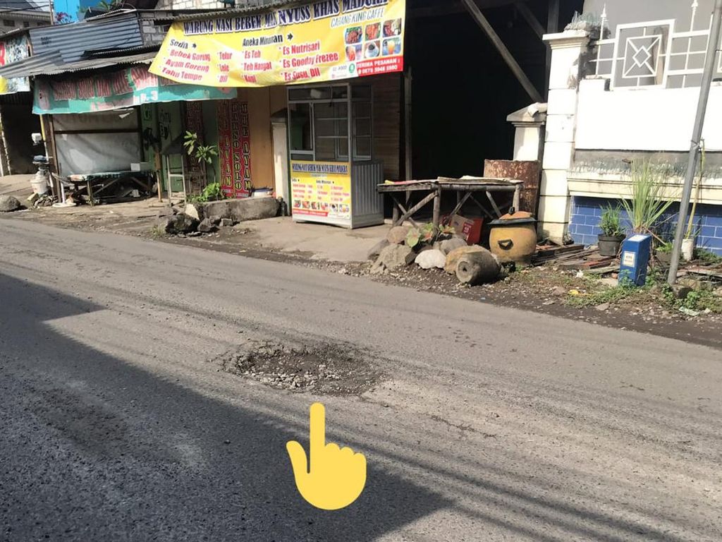 Jalan Berlubang di Sambikerep Surabaya Sering Bikin Kaget Pengendara