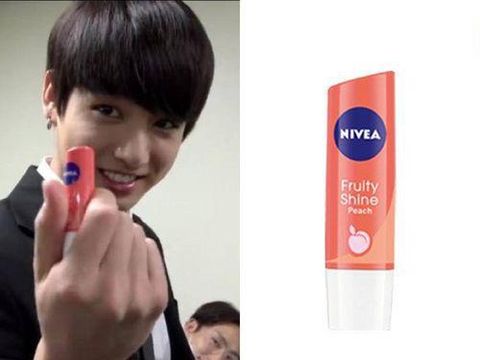 Jungkook BTS memakai lip balm dari Nivea