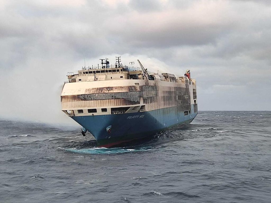 4 Hari Terbakar, Kapal Angkut Ribuan Mobil Mewah Belum Bisa Dipadamkan di Samudera Atlantik