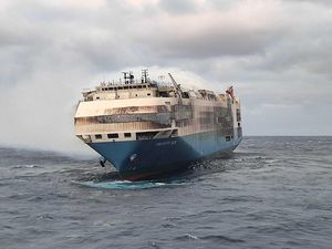 4 Hari Terbakar, Kapal Angkut Ribuan Mobil Mewah Belum Bisa Dipadamkan di Samudera Atlantik 4 Hari Terbakar, Kapal Angkut Ribuan Mobil Mewah Belum Bisa Dipadamkan di Samudera Atlantik