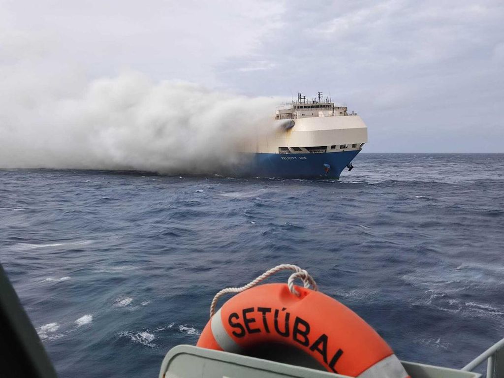 Kapal Kargo Pembawa Ribuan Mobil Terbakar di Lautan, Grup VW Rugi Rp 5,7 T
