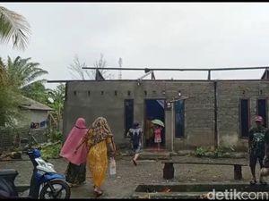 Cuaca Buruk di Mamuju Tengah, Atap Rumah Pasangan Lansia Terbang Ditiup Angin