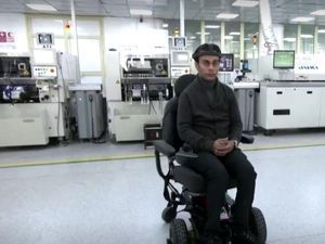 Peneliti Mesir Ciptakan Kursi Roda yang Bisa Dikendalikan Otak Peneliti Mesir Ciptakan Kursi Roda yang Bisa Dikendalikan Otak