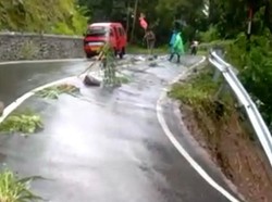 Hati-hati! 2 Titik Poros Malino Gowa Longsor Setengah Lajur Akibat Hujan
