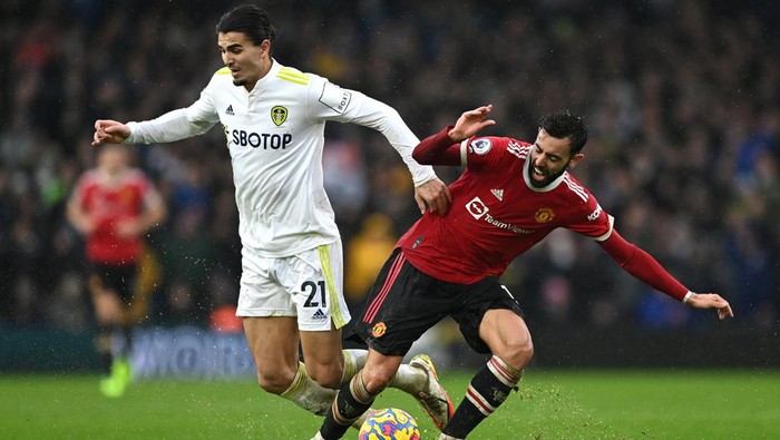 LEEDS, ENGLAND - FEBRUARY 20: Pascal Struijk of Leeds United battles for possession with Bruno Fernandes of Manchester United during the Premier League match between Leeds United and Manchester United at Elland Road on February 20, 2022 in Leeds, England. (Photo by Shaun Botterill/Getty Images)
