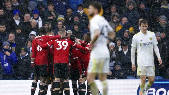 Manchester United Menang Meyakinkan di Markas Leeds Manchester United's Bruno Fernandes celebrates with teammates after scoring his side's second goal during the English Premier League soccer match between Leeds United and Manchester United, at Elland Road Stadium in Leeds, England, Sunday, Feb. 20, 2022. (AP Photo/Jon Super)
