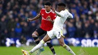 Harry Maguire membawa MU unggul di menit ke-34. Sepak pojok Luke Shaw disambut sang kapten dengan sundulan yang bersarang di tengah gawang Leeds. Di masa injury time, MU menambah keunggulan lewat sundulan Bruno Fernandes yang memanfaatkan crossing Sancho dari sisi kanan. Skor 2-0 bertahan hingga jeda. (AP/Jon Super)