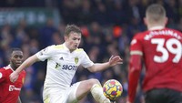 Leeds hampir unggul cepat di menit ke-5. Jack Harrison membuang peluang usai tembakan kaki kirinya dari jarak dekat melenceng dari sasaran. MU balas menekan. Paul Pogba melepaskan tembakan jarak jauh di menit ke-10, tetapi kiper Leeds Illan Meslier berhasil mengamankan gawangnya. (AP/Jon Super)