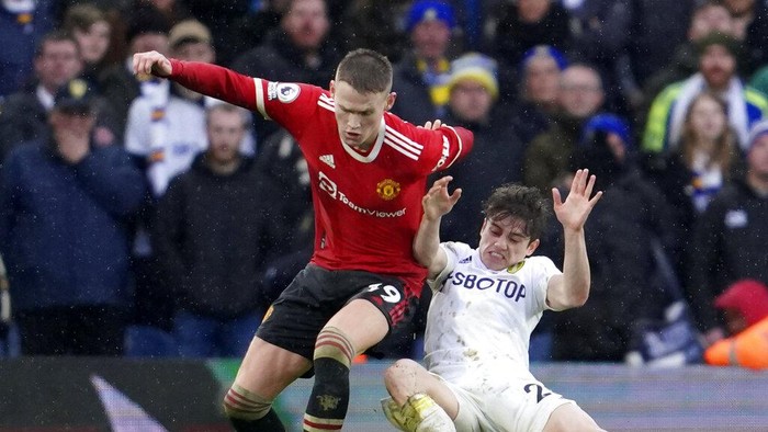 Manchester United Menang Meyakinkan di Markas Leeds Manchester United's Bruno Fernandes celebrates with teammates after scoring his side's second goal during the English Premier League soccer match between Leeds United and Manchester United, at Elland Road Stadium in Leeds, England, Sunday, Feb. 20, 2022. (AP Photo/Jon Super)