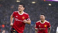 Bermain di Elland Road, Minggu (20/2/2022), gol-gol kemenangan MU dibagi rata oleh Harry Maguire (34), Bruno Fernandes (45+5), Fred (70), dan Anthony Elanga (88). Sedangkan dua gol tuan rumah dicetak Rodrigo (53) dan Raphinha (54). (AP/Mike Egerton)