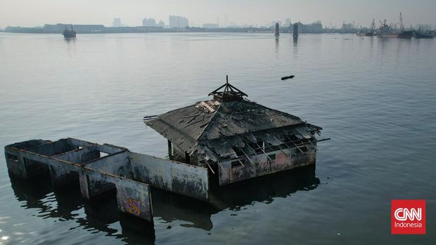 Masjid Wal-Adhuna yang terendam air laut dari 12 tahun lalu akibat banjir rob di Muara Baru, Jakarta Utara. CNN Indonesia/Safir Makki