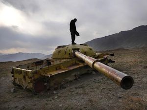 Melihat dari Dekat Kuburan Tank Uni Soviet di Afghanistan