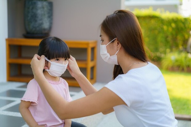 Memakaikan maskerpada anak sesuai anjuran/Foto:Freepik.com/Ake1150sb Perhatikan aturan dalam memakaikan masker kepada anak.