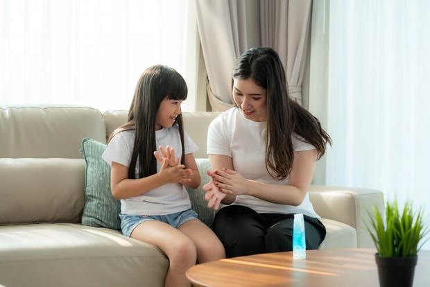 Memberikan informasi yang benar mengenai virus Covid-19/Foto:Freepik.com/Ake1150sb Memberikan pemahaman serta informasi yang benar mengenai Covid-19, khususnya varian baru agar anak memiliki kemampuan untuk melindungi dirinya sendiri.