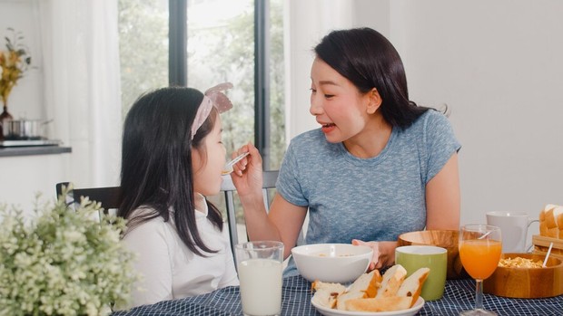 Membiasakan anak mengonsumsi makanan sehat/Foto:Freepik.com/Tirachardz Perkuat imun anak dengan memenuhi kebutuhan makanan sehat serta vitamin.
