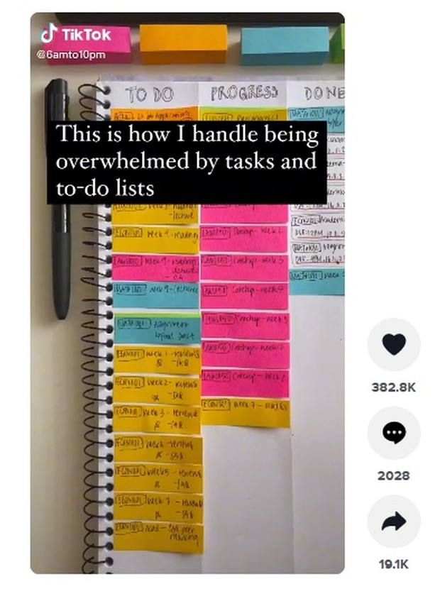 Membuat to do list berwarna/ Foto: Tiktok.com/6amto10pm Membuat to do list berwarna/ Foto: Tiktok.com/6amto10pm