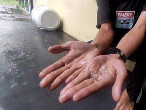 Hujan Es di Surabaya, Boleh Enggak Dicampur Teh? Hujan Es di Surabaya, Boleh Enggak Dicampur Teh?