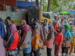 Warga Setiap Hari Rela Antre Panjang Demi Minyak Goreng Murah di Trenggalek