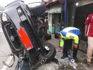 Mobil Dinas Kemendagri Terbalik Usai Tabrak Motor di Caringin Bogor