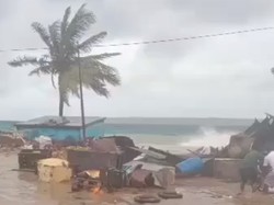 Cuaca Buruk di Baubau, 10 Rumah Hancur-Tanggul Pantai Jebol