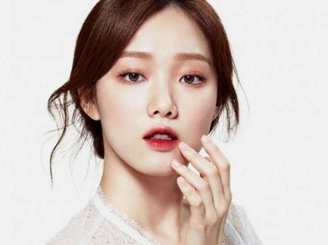 Ilustrasi perempuan Korea dengan ombre lips